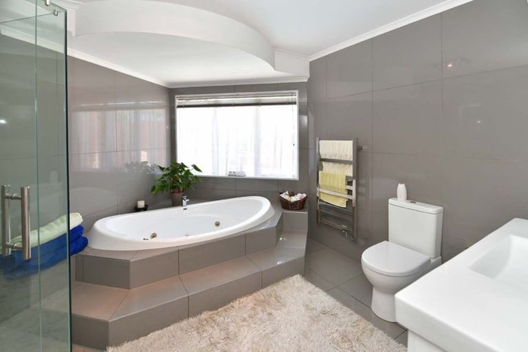 Photo of property in 52 Settlers Grove, Orewa, 0931