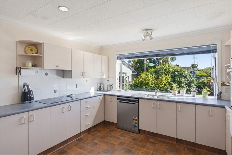 Photo of property in 6 Teoti Street, Paraparaumu Beach, Paraparaumu, 5032