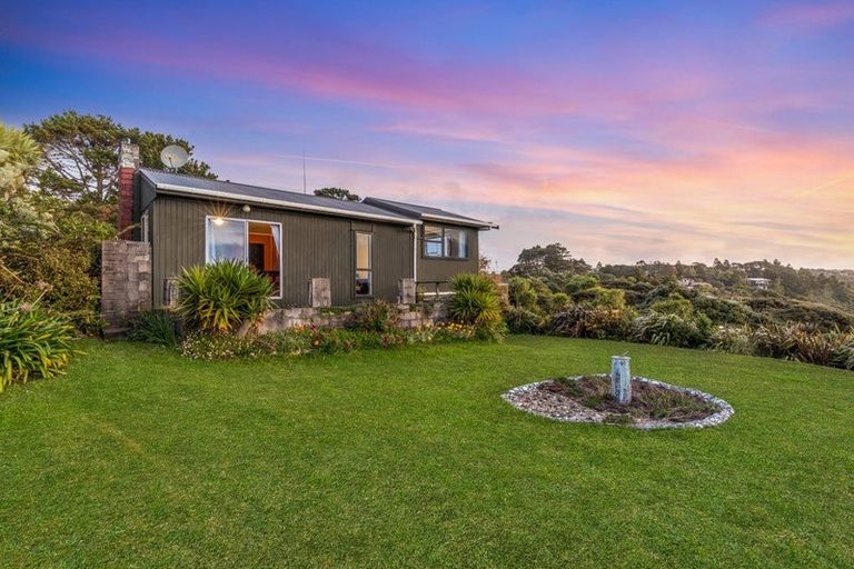Photo of property in 11 Te Ahuahu Road, Piha, New Lynn, 0772