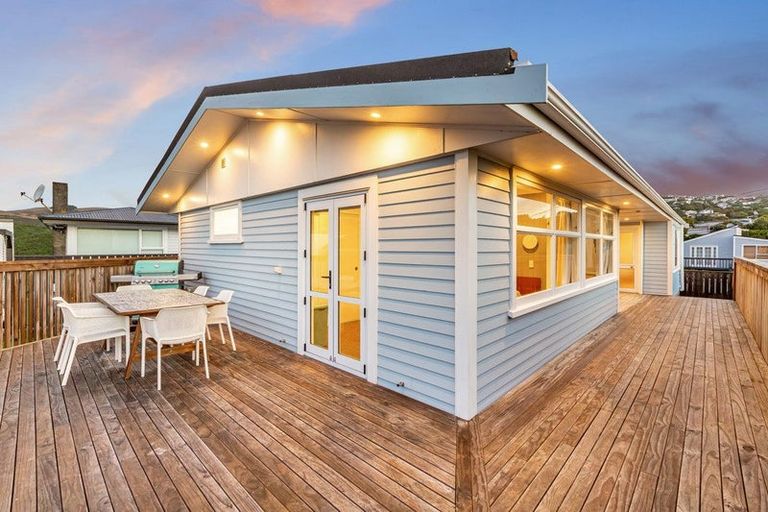 Photo of property in 23 Cara Crescent, Paparangi, Wellington, 6037