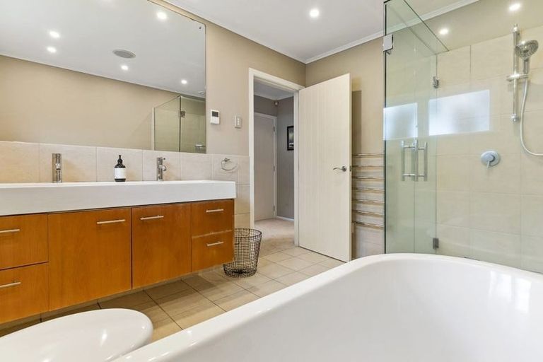 Photo of property in 145 Shakespeare Road, Milford, Auckland, 0620