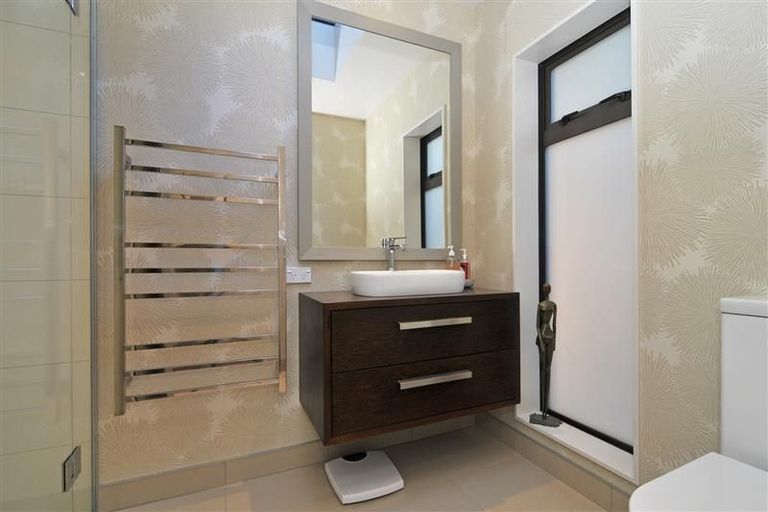 Photo of property in 2 Tai Paku Paku Road, Karaka Bays, Wellington, 6022