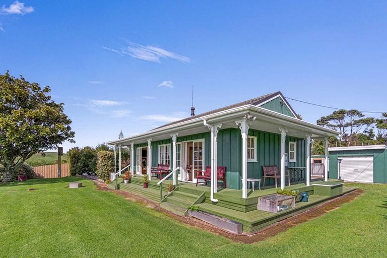 Photo of property in 5 Mcleod Road, South Head, Helensville, 0874