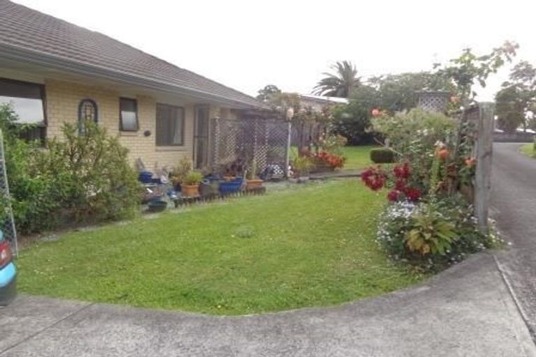 Photo of property in 6 Lantana Road, Green Bay, Auckland, 0604