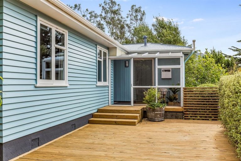 Photo of property in 60 Taylor Terrace, Tawa, Wellington, 5028