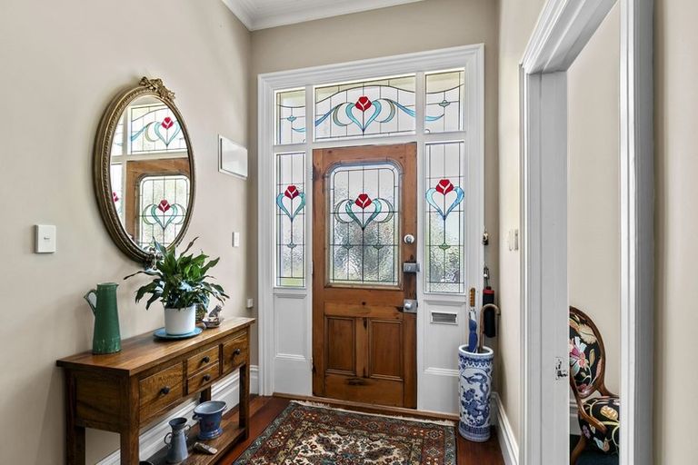 Photo of property in 33 Grove Road, Kelburn, Wellington, 6012