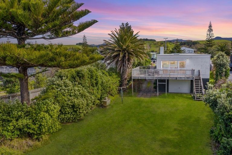 Photo of property in 15 Blue Pacific Parade, Riversdale Beach, Masterton, 5872