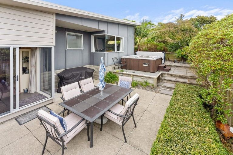 Photo of property in 14 Charlotte Way, Raumati South, Paraparaumu, 5032