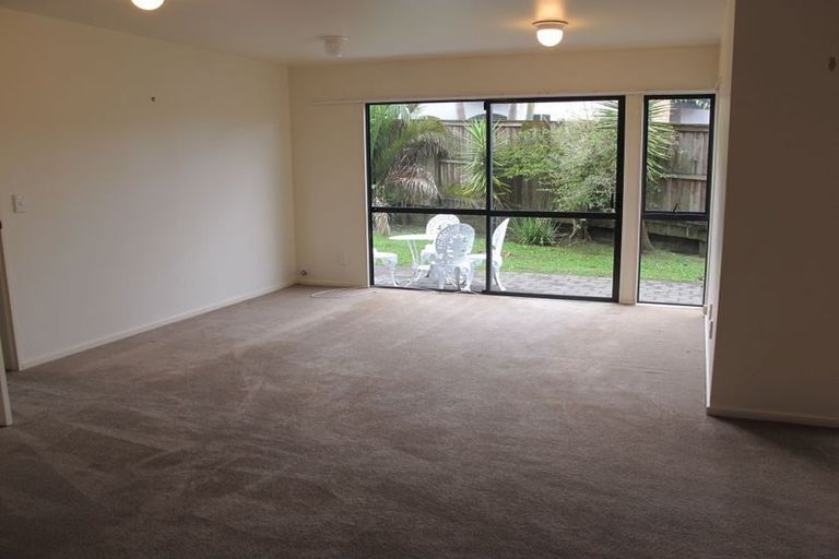 Photo of property in 19 Calypso Way, Unsworth Heights, Auckland, 0632