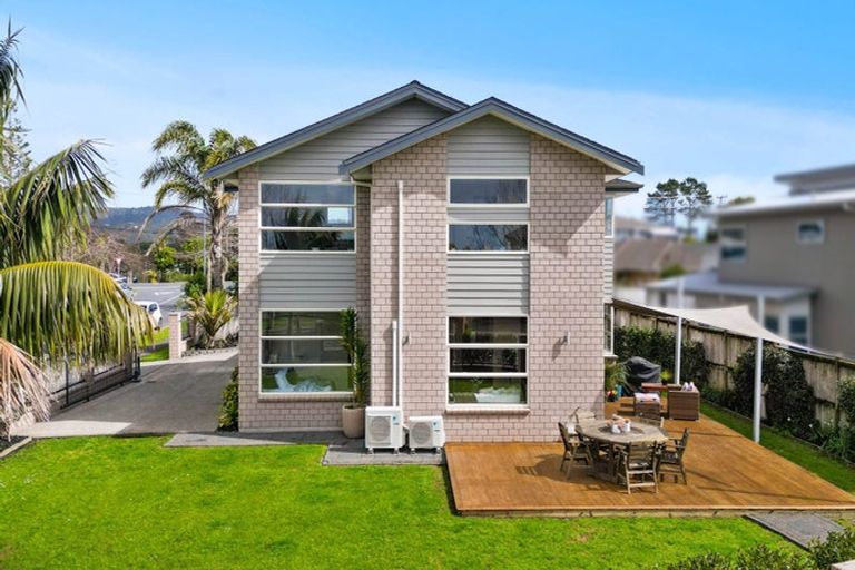 Photo of property in 111 Lake Panorama Drive, Henderson Valley, Auckland, 0612