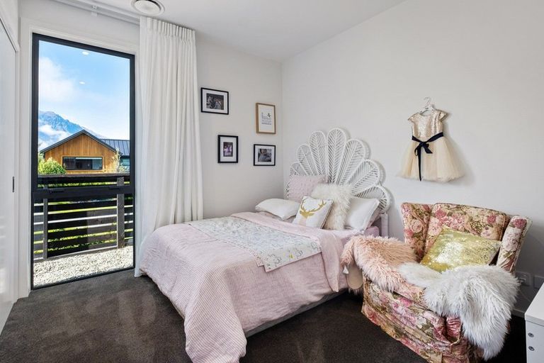 Photo of property in 32 Falconer Rise, Jacks Point, Queenstown, 9371