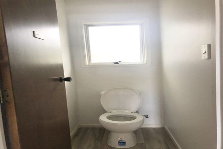 Photo of property in 18 Halldene Terrace, Red Beach, 0932