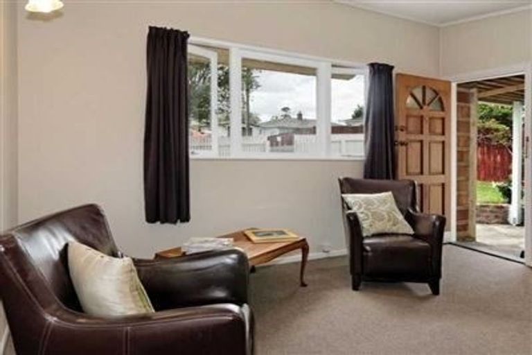 Photo of property in 1/55 Awaroa Road, Sunnyvale, Auckland, 0612
