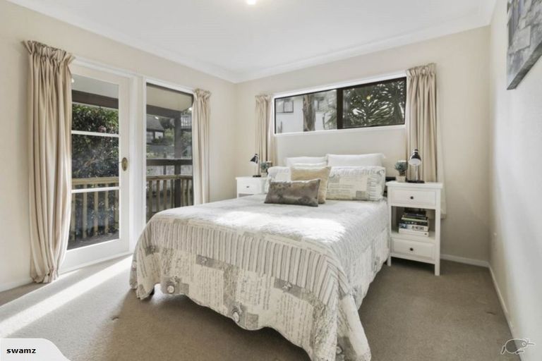 Photo of property in 26 Kingsclere Place, Goodwood Heights, Auckland, 2105