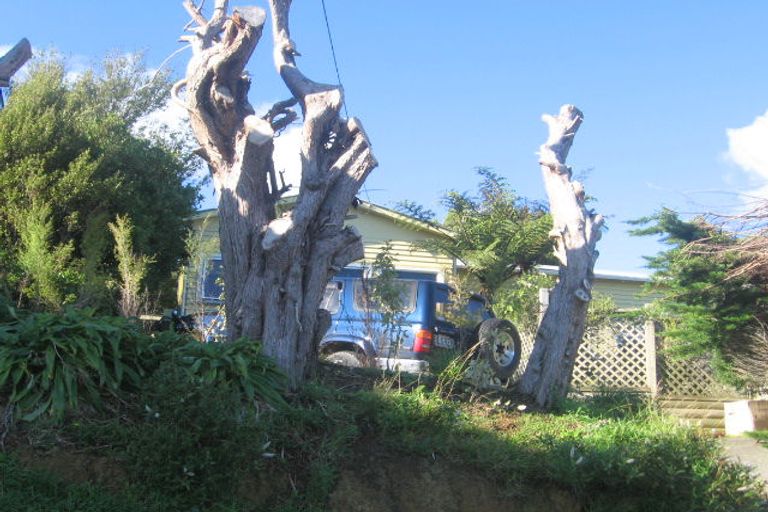 Photo of property in 34 Poto Road, Normandale, Lower Hutt, 5010