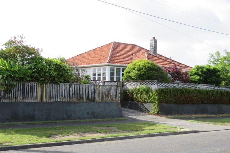 Photo of property in 62 Omata Road, Marfell, New Plymouth, 4310