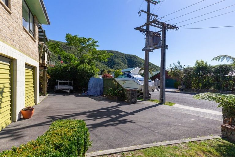 Photo of property in 14 Huia Street, Waikawa, Picton, 7220
