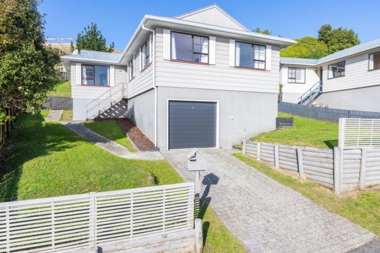 Photo of property in 11 Marne Grove, Waitangirua, Porirua, 5024