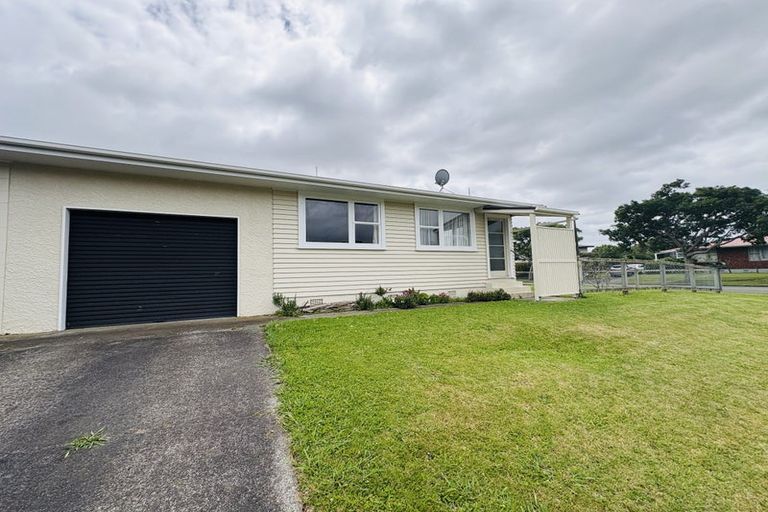 Photo of property in 80a Wikiriwhi Crescent, Awapuni, Palmerston North, 4412