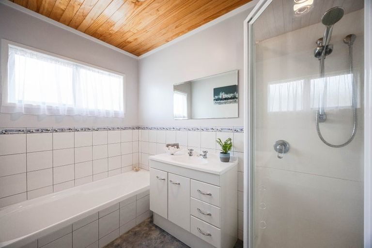Photo of property in 16 Tamatea Drive, Snells Beach, 0920