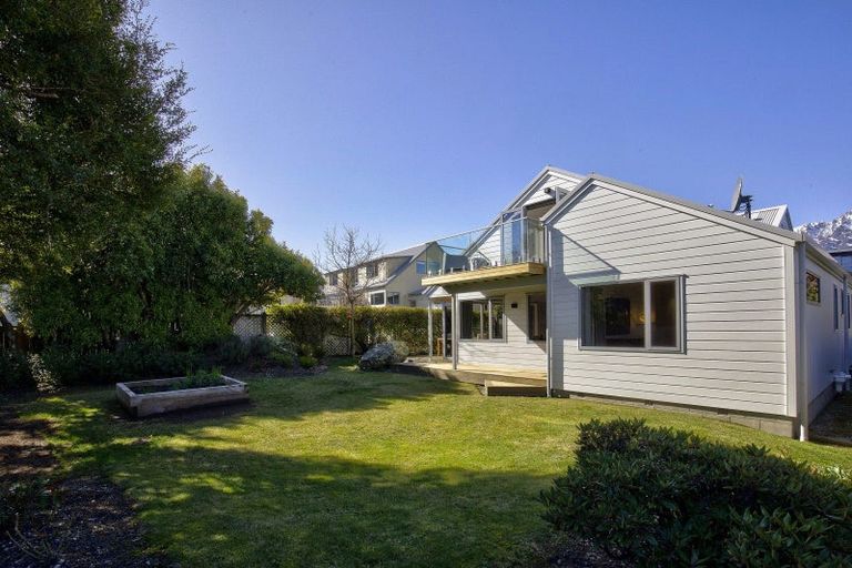 Photo of property in 5 Cedar Drive, Kelvin Heights, Queenstown, 9300