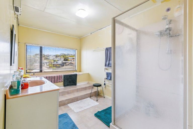 Photo of property in 20 Sunhaven Drive, Newlands, Wellington, 6037