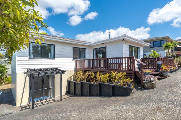 Photo of property in 3 Loughanure Place, Massey, Auckland, 0614