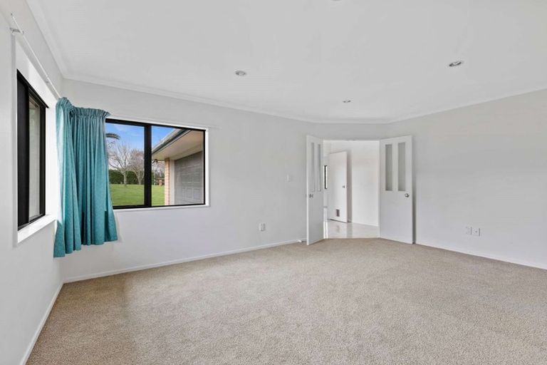 Photo of property in 10 Gleaming Place, Waiuku, 2123
