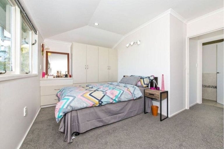 Photo of property in 58 Renata Crescent, Te Atatu Peninsula, Auckland, 0610