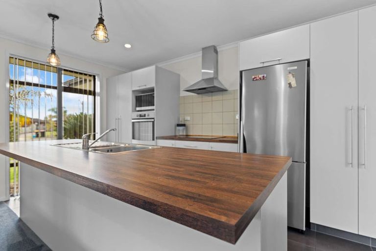 Photo of property in 28 Seabreeze Place, Papamoa Beach, Papamoa, 3118