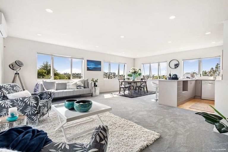 Photo of property in 2/190 Sunnynook Road, Totara Vale, Auckland, 0627