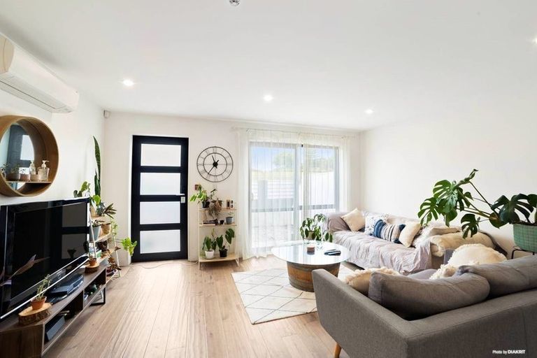 Photo of property in 14 Peony Mews, Oteha, Auckland, 0632