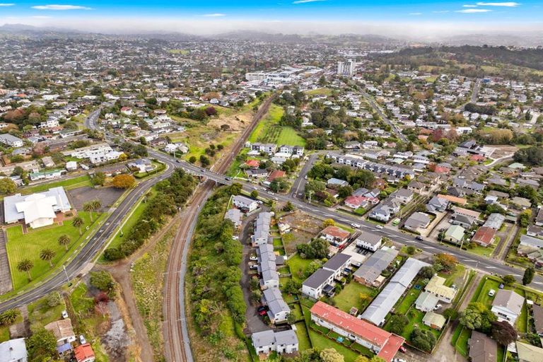 Photo of property in 4/36 West Coast Road, Glen Eden, Auckland, 0602