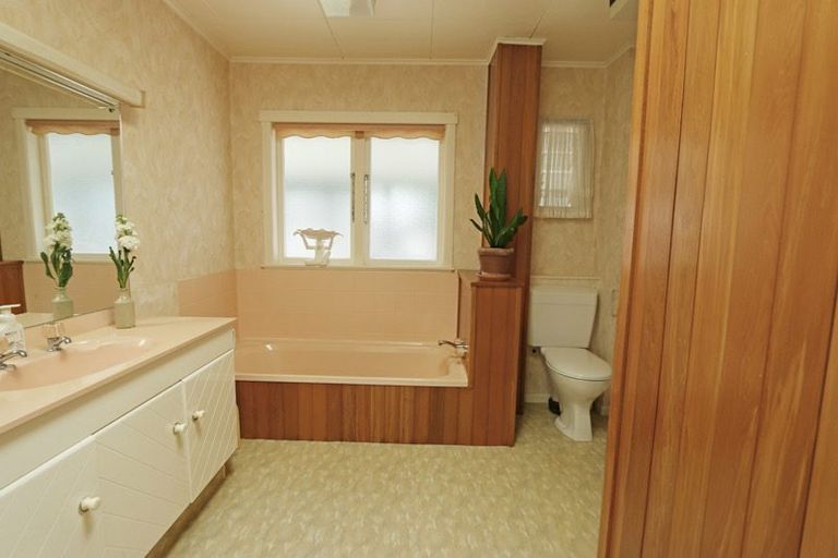 Photo of property in 30 Eastglen Road, Glen Eden, Auckland, 0602