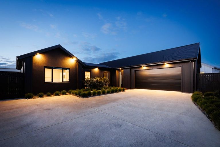 Photo of property in 58 Kanuka Drive, Hokowhitu, Palmerston North, 4410