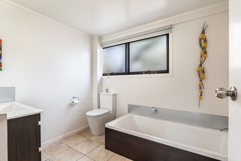 Photo of property in 143 West Harbour Drive, West Harbour, Auckland, 0618