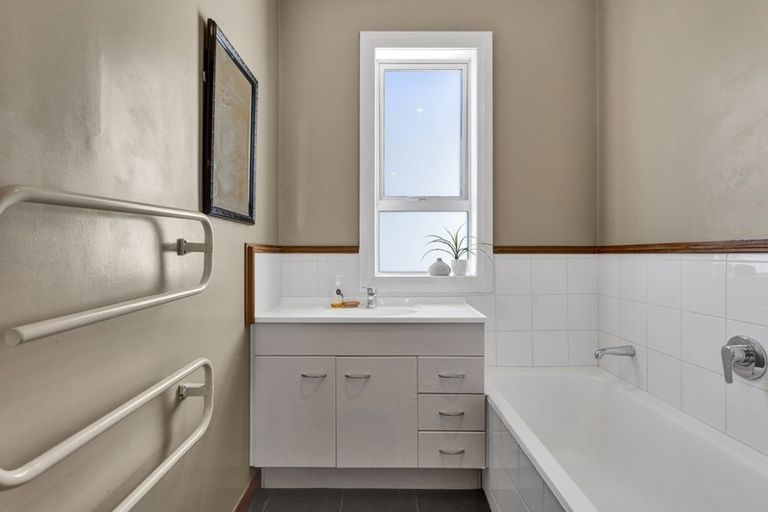 Photo of property in 24 Ngaio Street, Strandon, New Plymouth, 4312