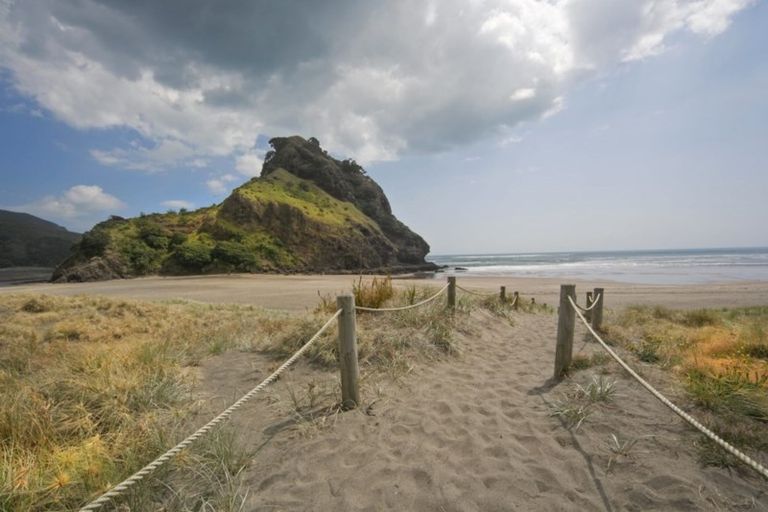 Photo of property in 65 Marine Parade North, Piha, 0772