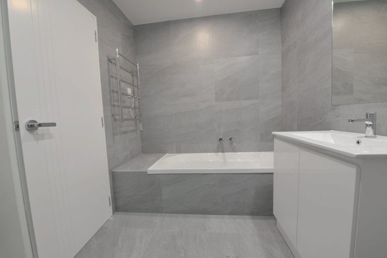 Photo of property in 43c Fitzherbert Avenue, West Harbour, Auckland, 0618