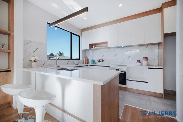 Photo of property in 2/26 Buscomb Avenue, Henderson, Auckland, 0610