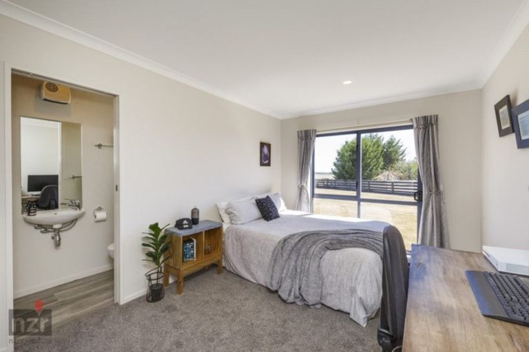 Photo of property in 75 Spur Road West, Colyton, Feilding, 4775