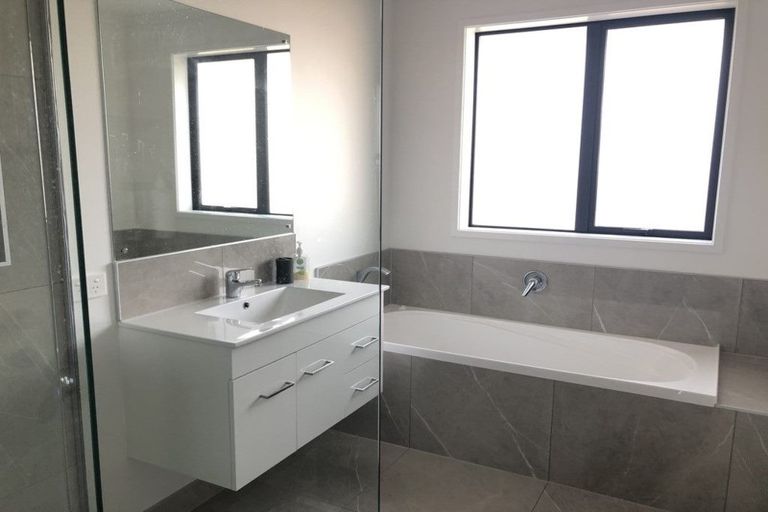 Photo of property in 26 Waitemata Drive, One Tree Point, 0118