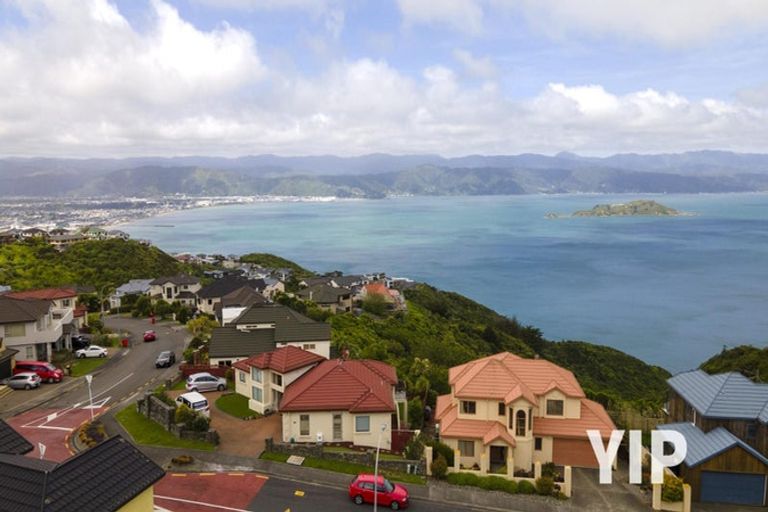Photo of property in 14 Dress Circle, Newlands, Wellington, 6037