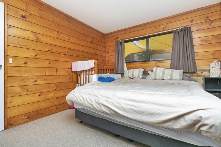Photo of property in 2/21 Tahu Crescent, Sunnynook, Auckland, 0620