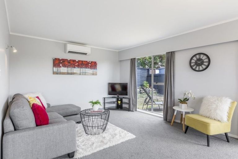 Photo of property in 1/12 Lydford Place, Glendene, Auckland, 0602