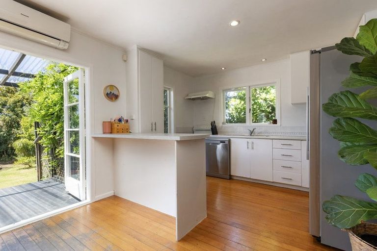 Photo of property in 25 Taipari Road, Te Atatu Peninsula, Auckland, 0610