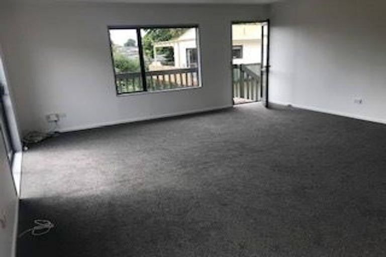 Photo of property in 3/128 Triangle Road, Massey, Auckland, 0614