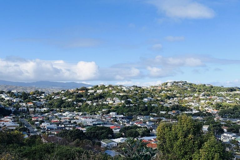 Photo of property in 10 Waiwera Crescent, Maupuia, Wellington, 6022