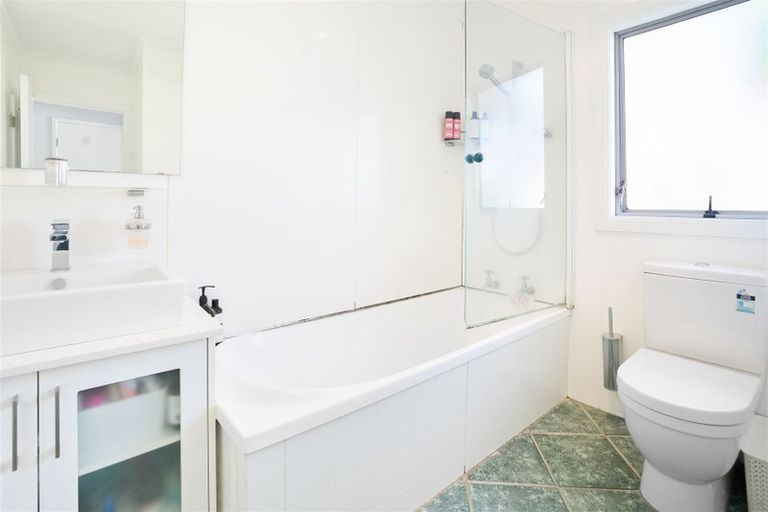 Photo of property in 106 Spinella Drive, Bayview, Auckland, 0629