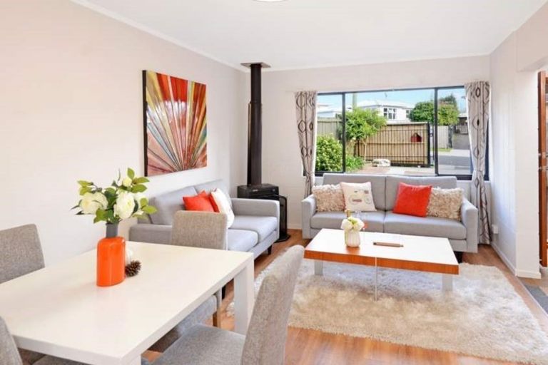 Photo of property in 1/52 Chippendale Crescent, Birkdale, Auckland, 0626